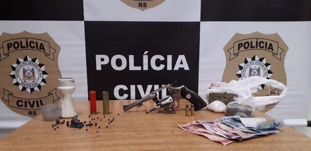 Pol&iacute;cia apreendeu um rev&oacute;lver com numera&ccedil;&atilde;o raspada, muni&ccedil;&otilde;es, dinheiro e drogas. &mdash; Foto: Pol&iacute;cia Civil/Divulga&ccedil;&atilde;o