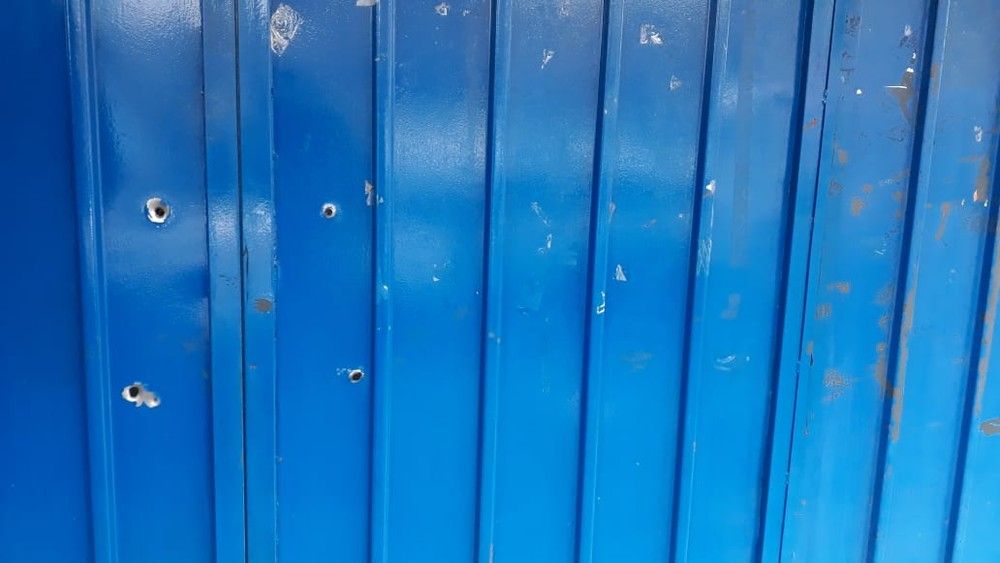 Marcas de disparos no portão do supermercado — Foto: Jeferson Ageitos/RBS TV