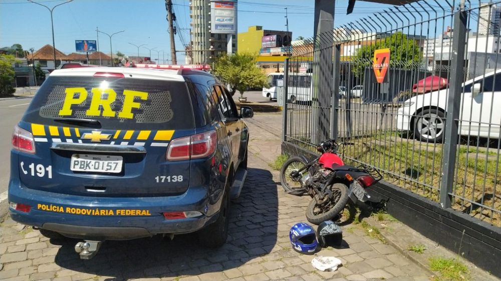 Dupla em motocicleta foi abordada na BR-116 &mdash; Foto: PRF/Divulga&ccedil;&atilde;o