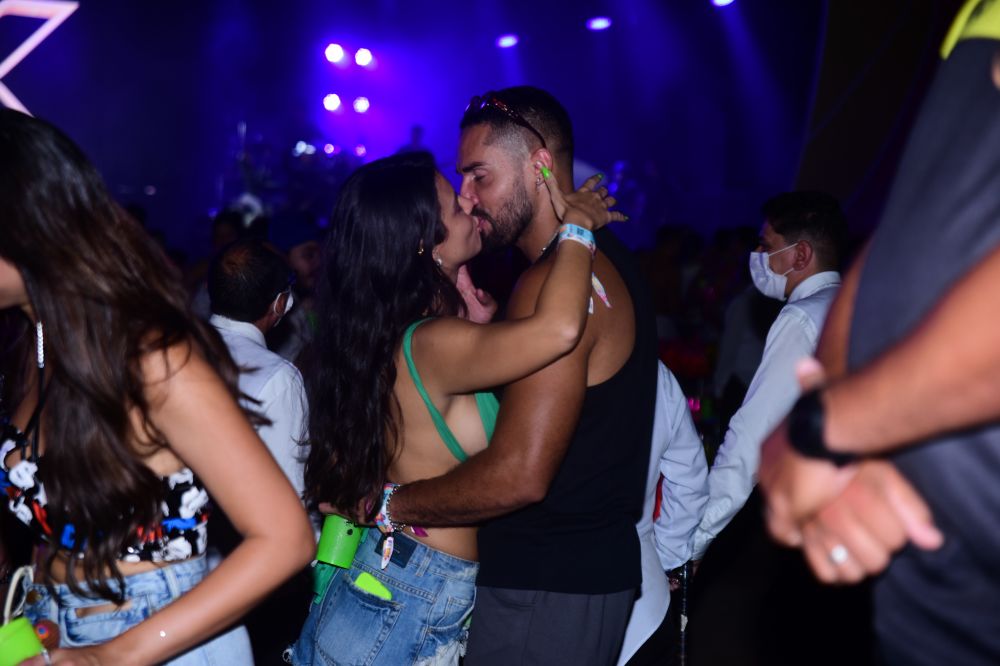 Mayara Cardoso beija Gui Napolitano e Bil Araujo na Farofa da Gkay. Fotos Agnews