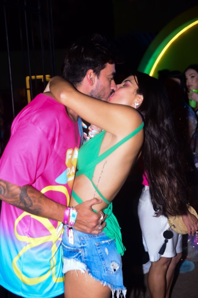 Mayara Cardoso beija Gui Napolitano e Bil Araujo na Farofa da Gkay. Fotos Agnews