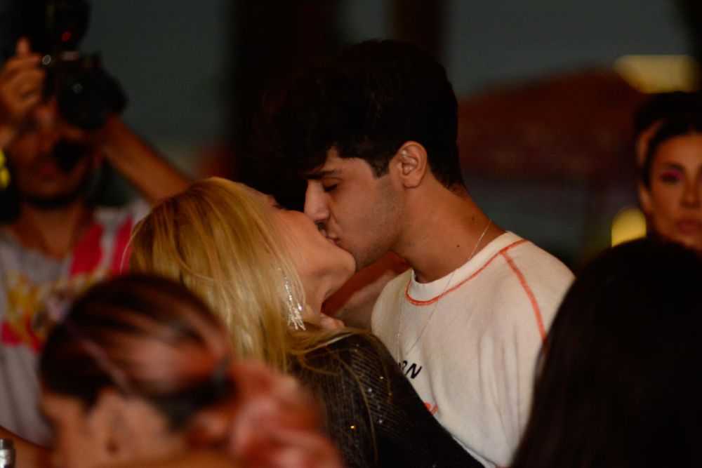 Ex de Militão, Karoline Lima beija muito, Gui Napolitano tbm , na farofa da Gkay. Fotos: Webert Belicio - Agnews