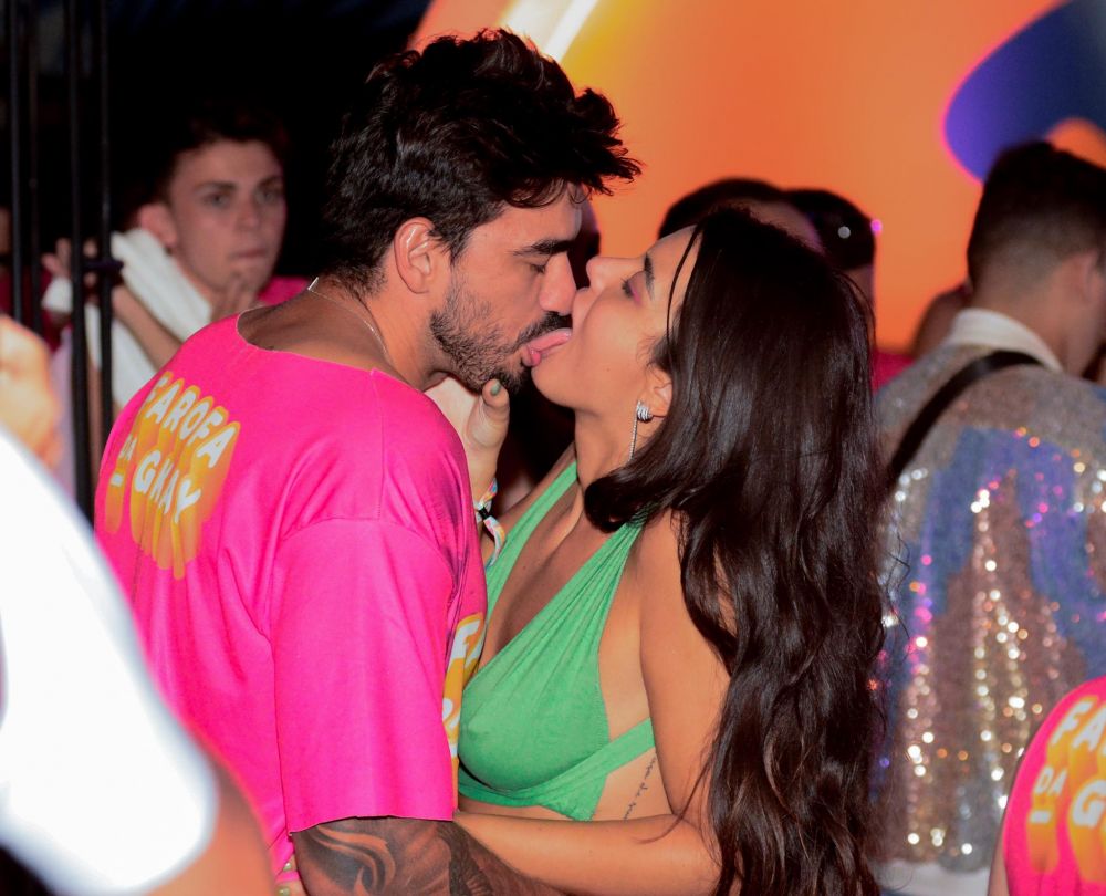 Ex de Militão, Karoline Lima beija muito, Gui Napolitano tbm , na farofa da Gkay. Fotos: Webert Belicio - Agnews