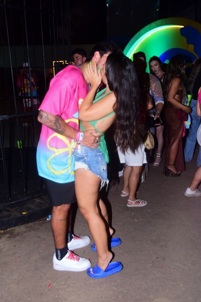 Mayara Cardoso beija Gui Napolitano e Bil Araujo na Farofa da Gkay. Fotos Agnews