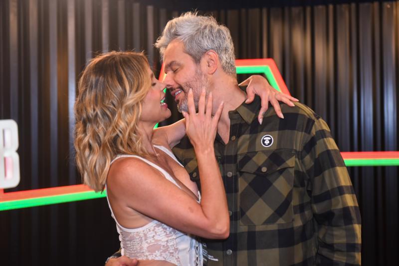 Otaviano Costa ganha carinho da esposa Flávia Alessandra após apresentação do primeiro episódio da 3ª temporada do projeto “Otalab” em estúdio montado dentro de shoppings na Barra da Tijuca