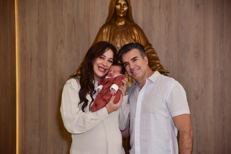 Claudia Raia e Jarbas Homem de Melo deixam a maternidade em São Paulo com o filho Luca nos braços