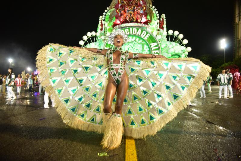 Thelma Assis exibe corpaço desenhado em fantasia cavada de Carnaval