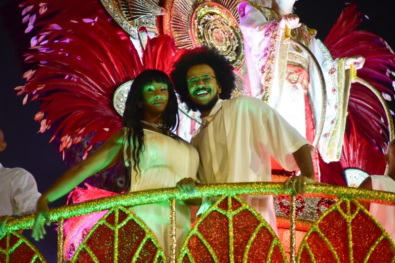 Lina e João Pedrosa desfilam pela Mocidade Alegre