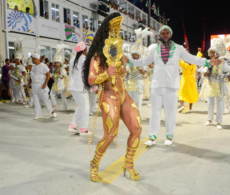 Rainha de Bateria da Mangueira, Evelyn Bastos, esbanja boa forma na Marquês de Sapucaí durante desfile no Rio de Janeiro