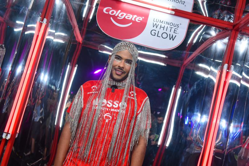 Hugo Gloss visita stand da Colgate no Nosso Camarote durante primeiro dia de desfile do Grupo Especial no Carnaval do Rio de Janeiro