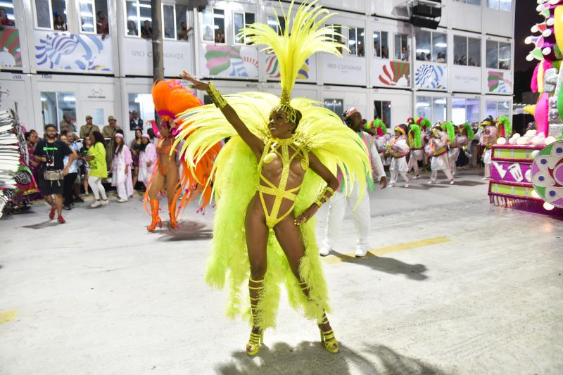 Thelma Assis, Musa da Mangueira, usa look arrasador para desfile no RJ