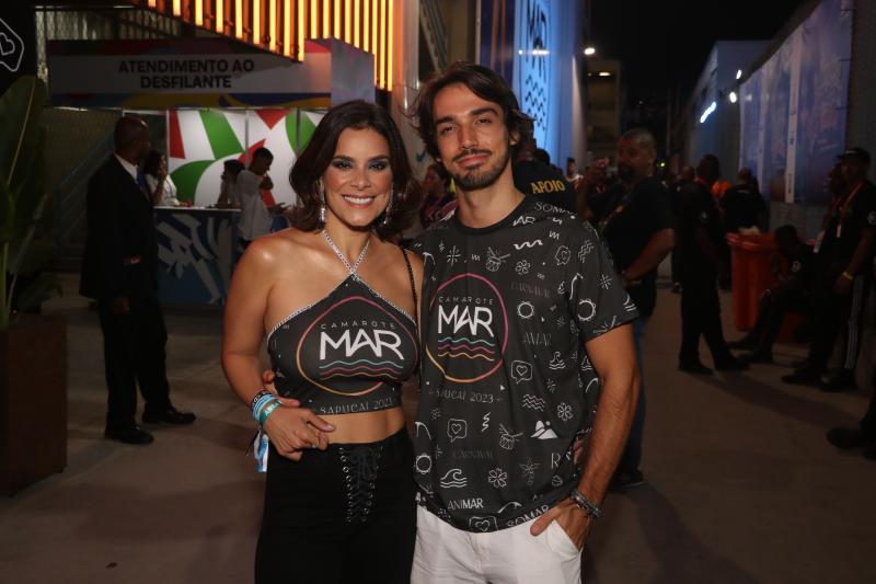 Bianka Fernandes e o marido Léo Oliveira chegam a Sapucaí