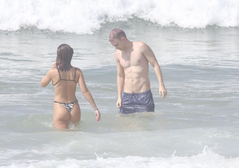 Léo Picon curte praia na Barra da Tijuca