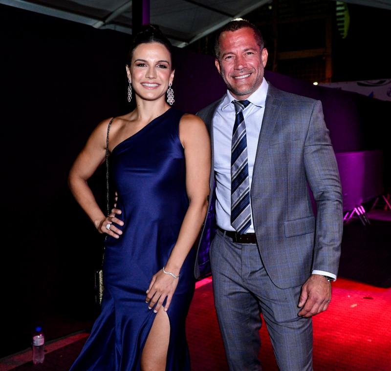 Malvino Slavador & Kyra Grace chegam para o casamento de Carol Sampaio no Rio de Janeiro