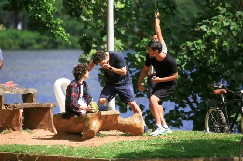 Rodrigo Lombardi e Thiago Fragoso grava cena de briga na Lagoa Rodrigo de Freitas da novela Travessia
