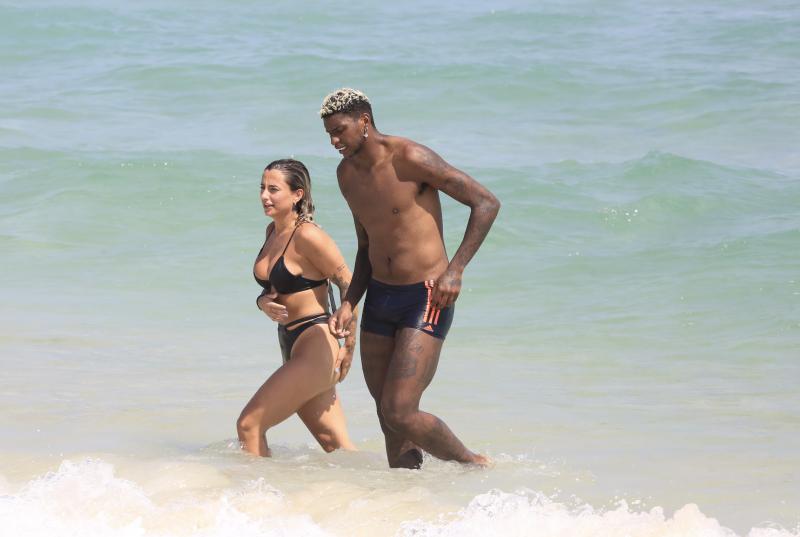 Hugo Souza, goleiro do Flamengo curte praia na barra da Tijuca