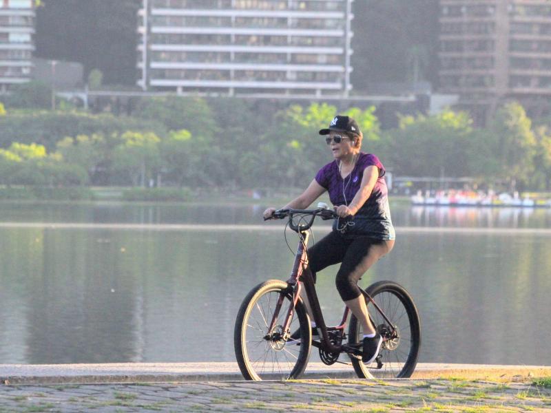 Ex presidente do Brasil, Dilma Rousseff pedala na Lagoa Rodrigo de Freitas, zona sul do Rio