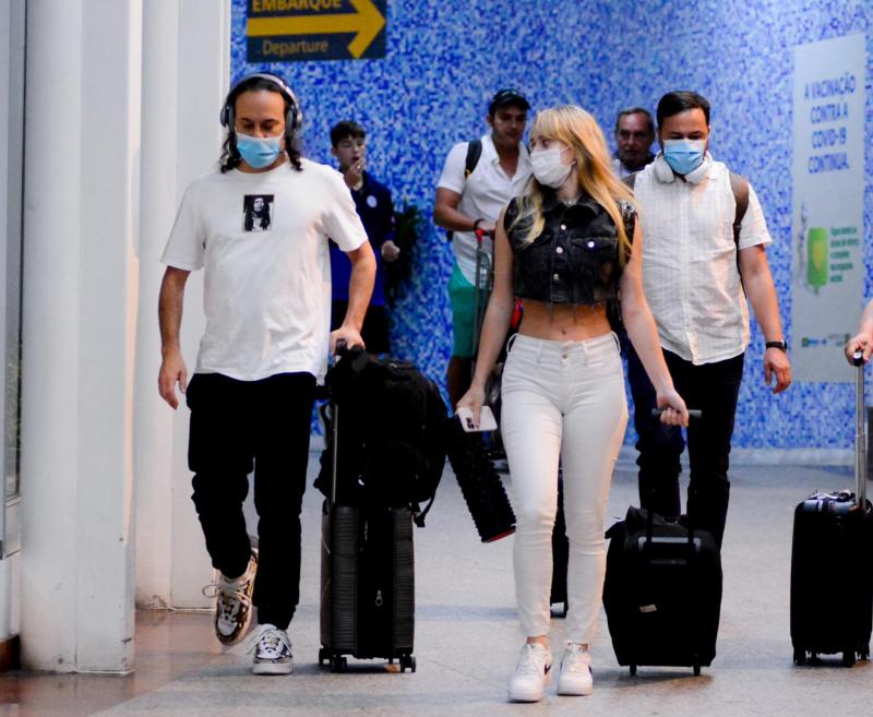 Gabriel, o Pensador faz rara aparição com sua namorada ao desembarcar no Aeroporto Santos Dumont no Rio de Janeiro
