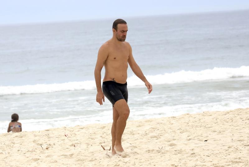 Roger Flores exibe o corpo torneado ao curtir Praia da Barra da Tijuca no Rio de Janeiro