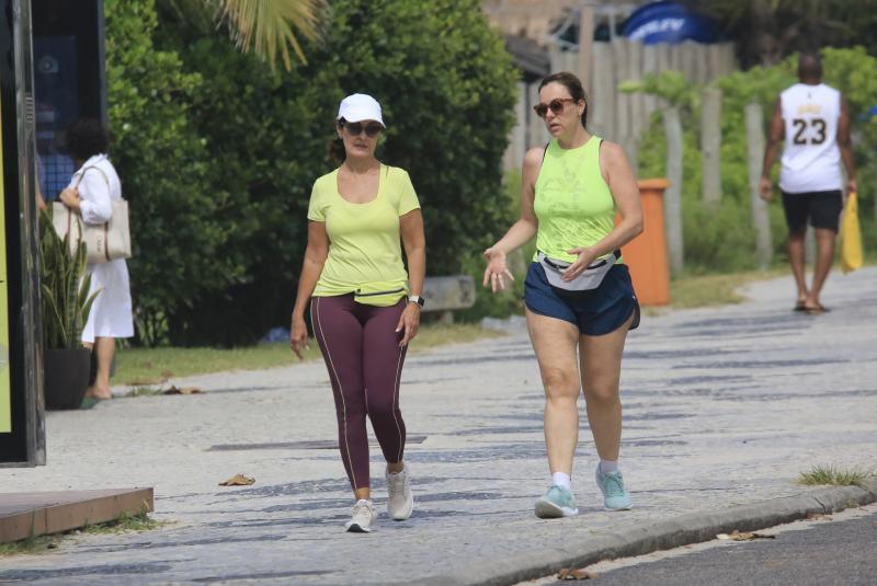 Fátima Bernardes caminha na orla da Barra da Tijuca