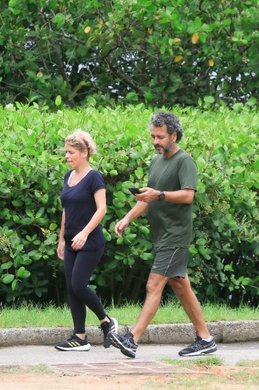 Marcos Palmeira caminha com sua esposa na Lagoa Rodrigo de Freitas zona sul do Rio de Janeiro