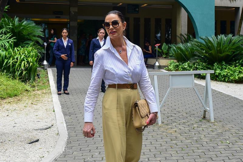 Luiza Brunet deixa velório de glória Maria, no Crematório e Cemitério da Penitência no Caju, zona norte do Rio de Janeiro