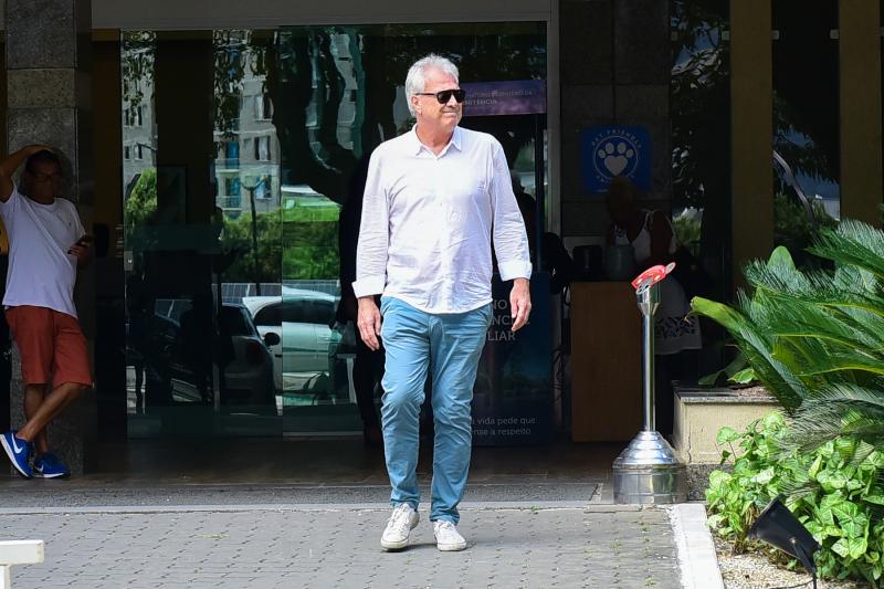 Pedro Bial deixa velório de Glória Maria no Cemitério da Penitência no Caju, zona norte do Rio de Janeiro