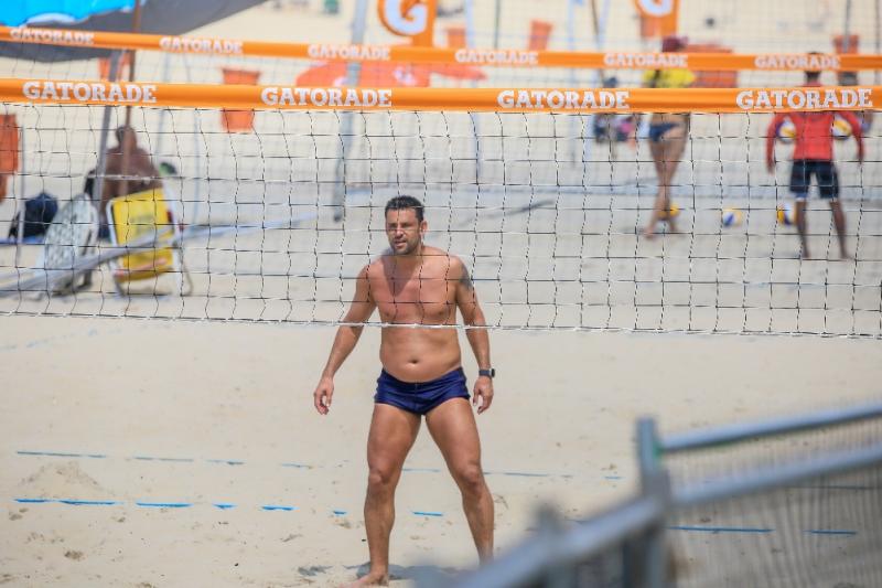 Ex-jogador Fred é flagrado jogando futevôlei em Ipanema