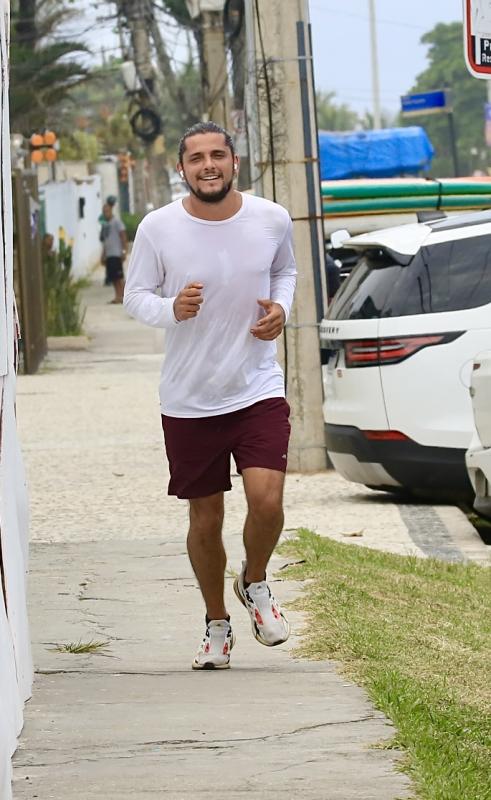 Bruno Gissoni corre na Barra da Tijuca