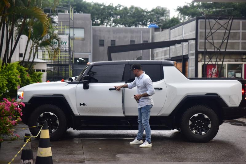Felipe Titto é flagrado com carrão em posto de combustíveis na Zona Oeste de São Paulo