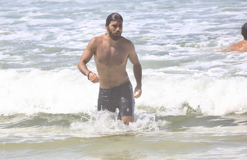 Marido de Deborah Secco, Hugo Moura curte praia na Barra Da Tijuca