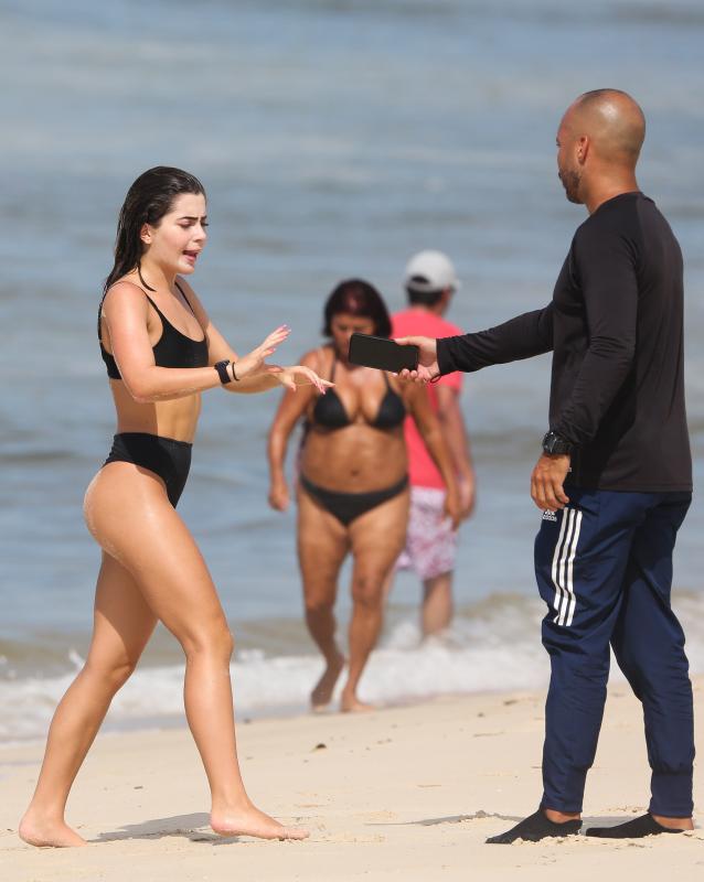 Jade Picon é acompanhada pelo Guarda Costa para treinar na praia da Barra da Tijuca