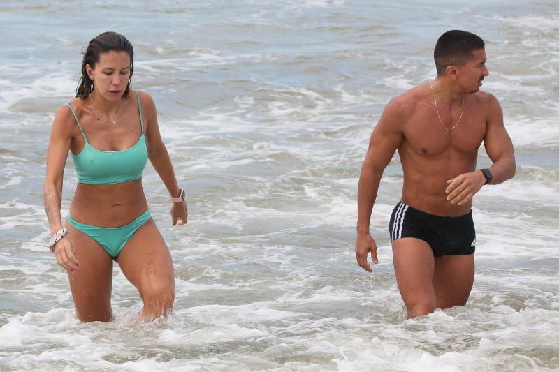 Barbara Coelho e Irmão de Anitta na praia da Barra da Tijuca