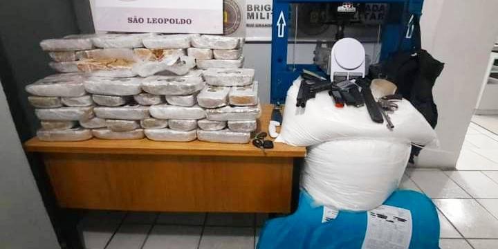 Uma pistola e um revólver, além de uma prensa mecânica com três moldes, foram recolhidos. Foto: BM/Divulgação