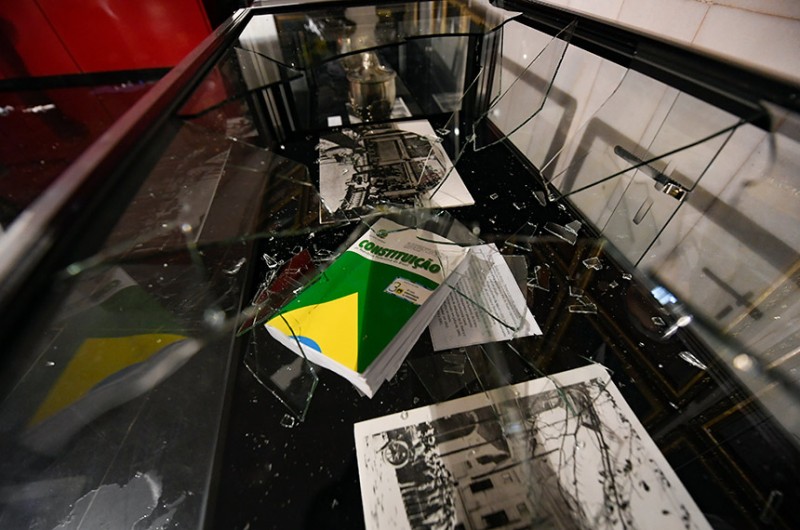 Fotos históricas e exemplar da Constituição em vitrine vandalizada no Museu do Senado - Jefferson Rudy/Agência Senado