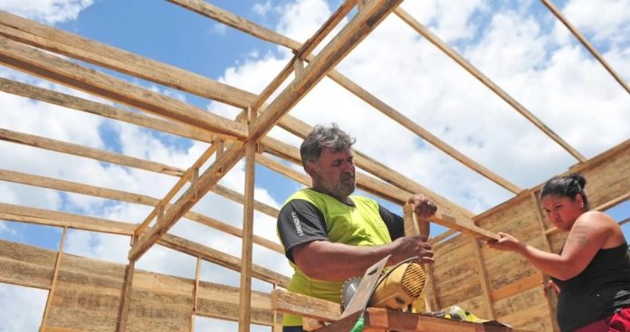Antunes Júnior e a esposa Marlise, ajudando na construção da casa | Foto: Alina Souza/R7