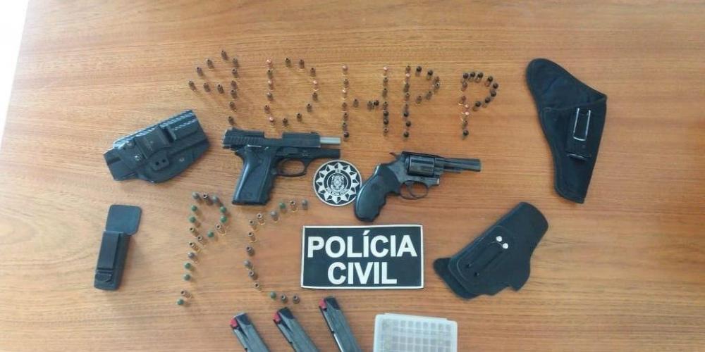 Armas que estariam em posse do jovem responsável por assassinar três pessoas de uma mesma família | Foto: Polícia Civil / Divulgação / CP