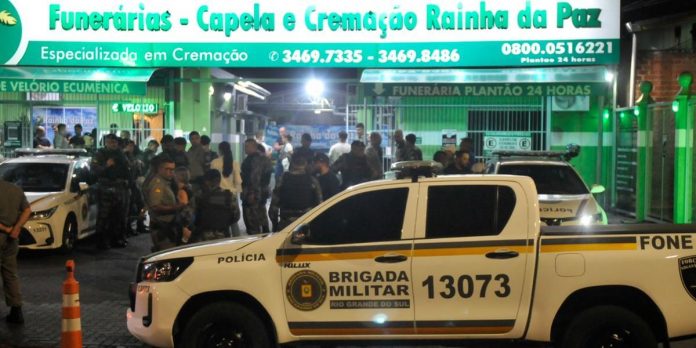Funeral de soldado vítima de latrocínio reúne familiares e amigos em Cachoeirinha | Foto: Mauro Schaefer