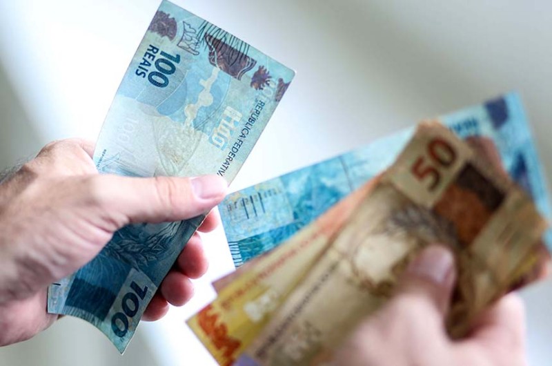 Com tabela do IR desatualizada, quem recebe 1,5 salário mínimo passa a pagar imposto neste ano - Gilson Abreu/AEN