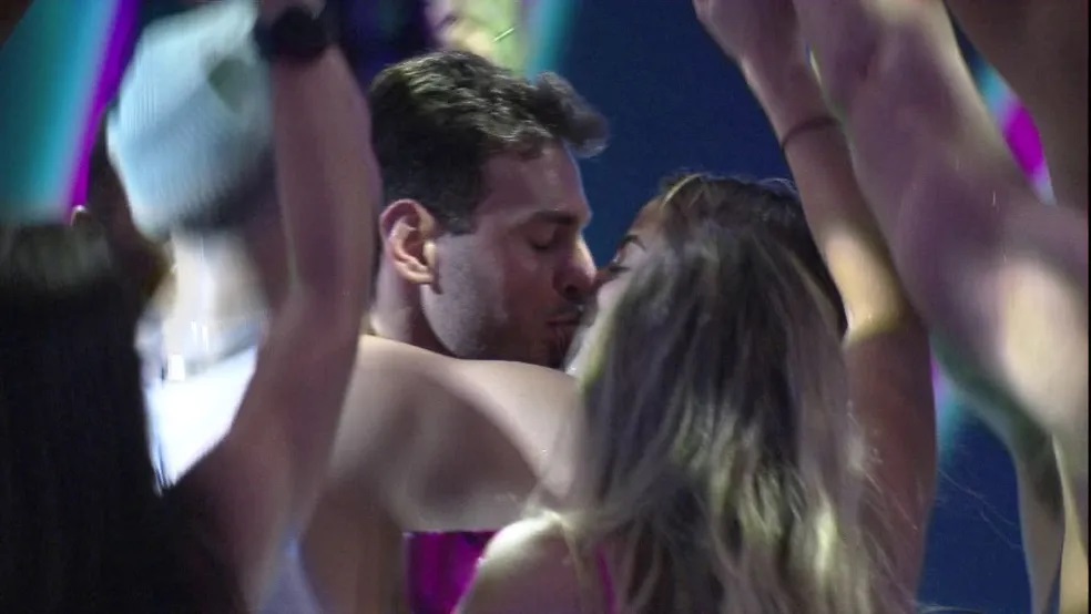 BBB 23: Key Alves e Gustavo protagonizam primeiro beijo da temporada — Foto: Globo