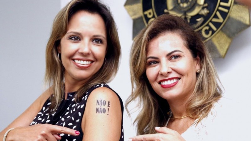 Nadine (E) ao lado de Bianca Feijó, do Departamento de Políticas para Mulheres