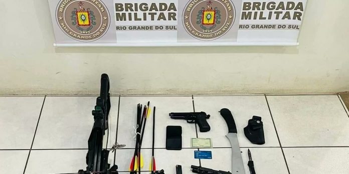 Besta, flecha, facão e simulacro foram apreendidos pela BM | Foto: BM/ Divulgação/ CP