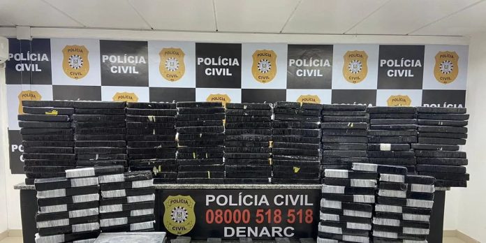 Droga e balanças estavam armazenadas em uma residência | Foto: PC/ Divulgação/ CP