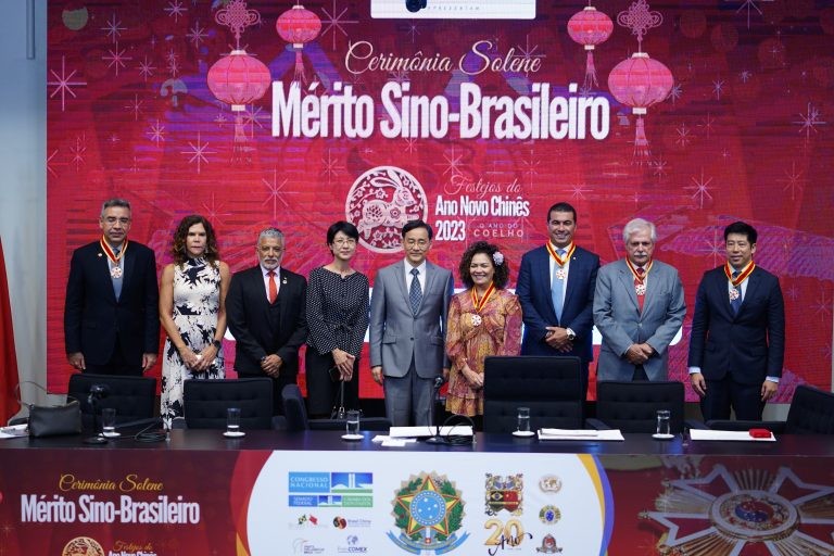 A Cruz do Mérito da Fraterna Integração Sino-Brasileira foi entregue durante o evento - (Foto: Pablo Valadares / Câmara dos Deputados)