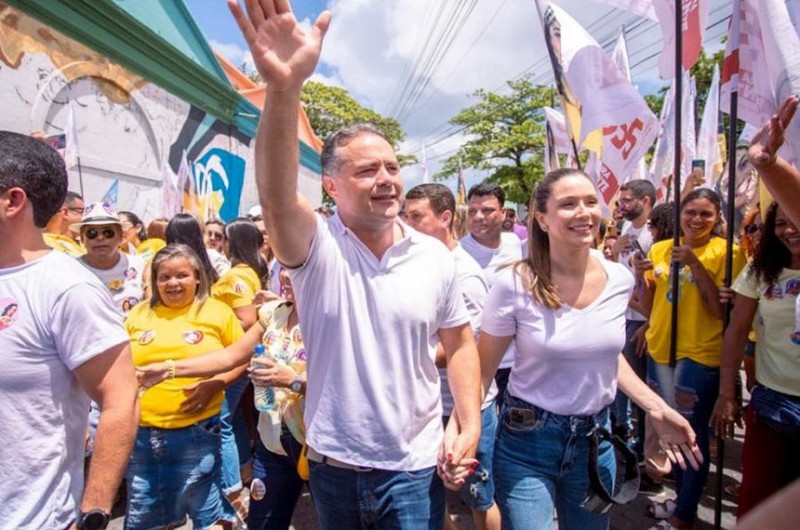 Renan Filho durante atividade da campanha, acompanhado da mulher, Renata, e de apoiadores - Lucas Meneses/Renan Filho Oficial