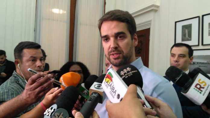 Governador Eduardo Leite concedeu entrevista coletiva no Palácio Piratini | Foto: Gustavo Chagas/Rádio Guaíba