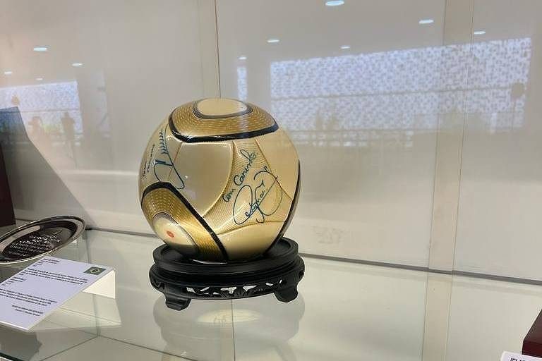 Bola de futebol presenteada pelo time do Santos - (Foto: Acervo Câmara dos Deputados)