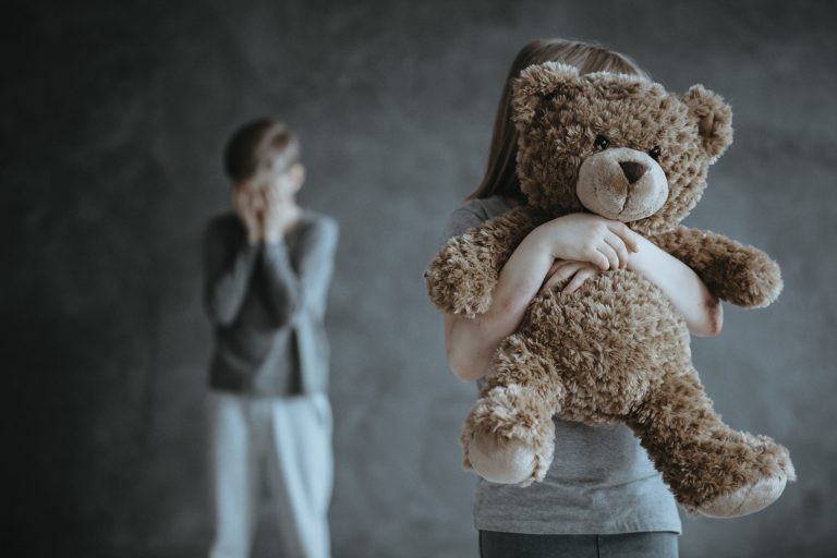 Algumas vezes o genitor acusado de abuso consegue a guarda dos filhos com a Lei da Alienação Parental - (Foto: photographee.eu/Depositphotos)