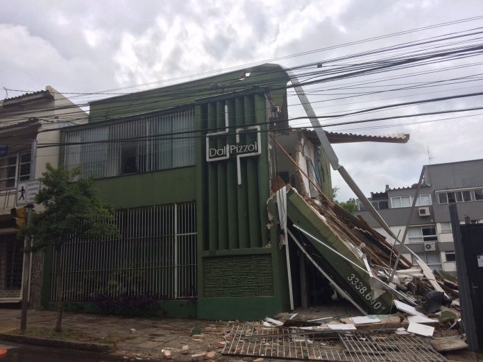 Parte de um prédio em que funciona uma clínica odontológica desabou na Protásio Alves. Foto: Jéssica Moraes