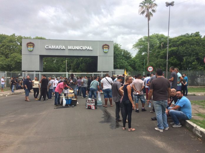 Motoristas de aplicativos e rodoviários fazem protesto na Câmara Municipal. Foto: Jéssica Moraes